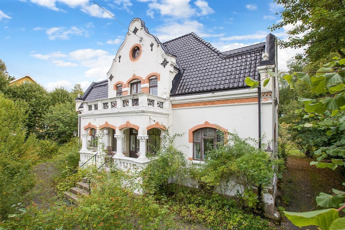 Fasade med terrasse og balkong Galleribilde