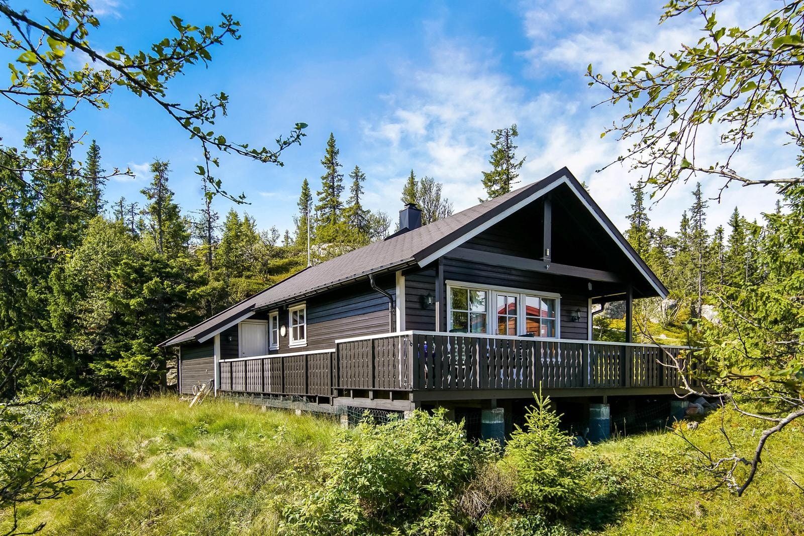 Hytta ligger i ca. 900 m.o.h. Solrik beliggenhet og bilvei frem til hytteveggen Galleribilde