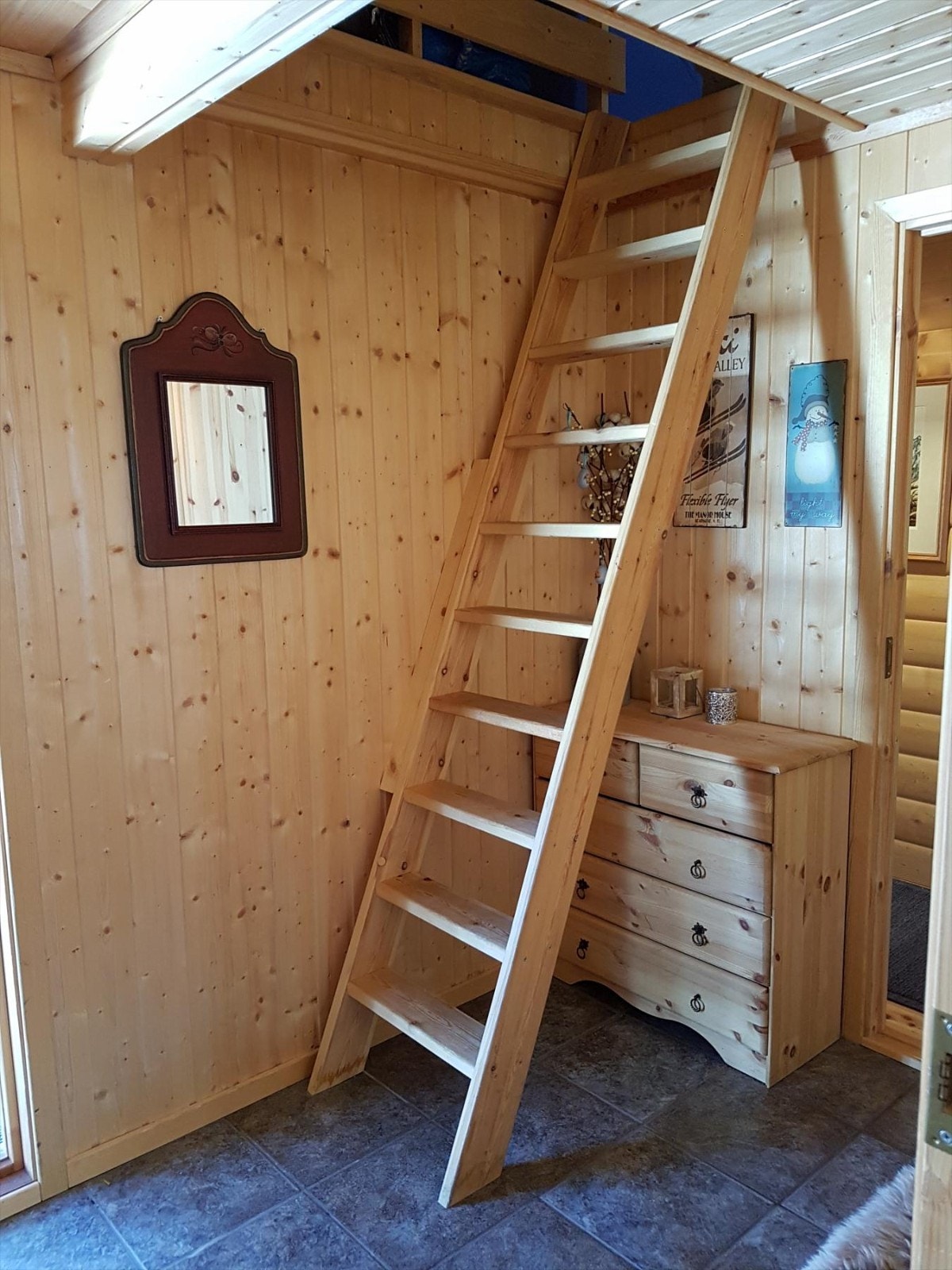 Fra gangen er det trapp opp til hems med ytterligere soveplasser Galleribilde