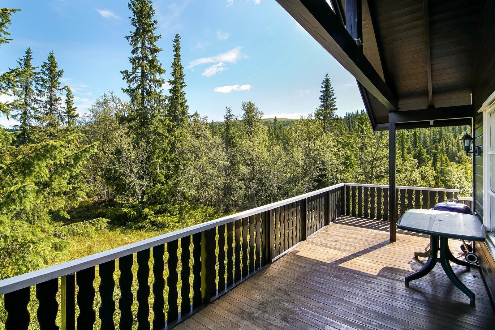 Romslig terrasse på ca. 40 terrasse som går rundt deler av hytta. Galleribilde