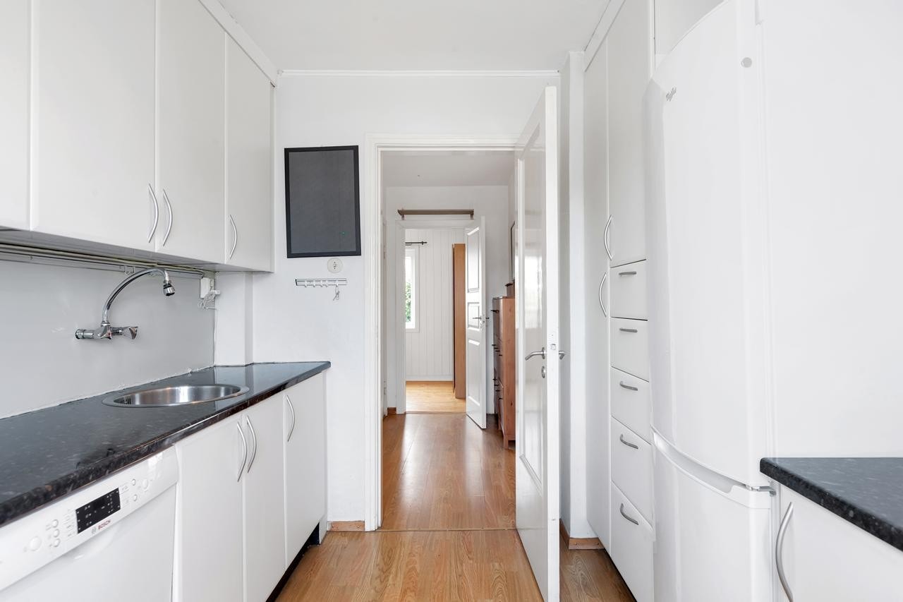 Kjøkkenet er godt utstyrt med god skaå- og benkeplass Galleribilde