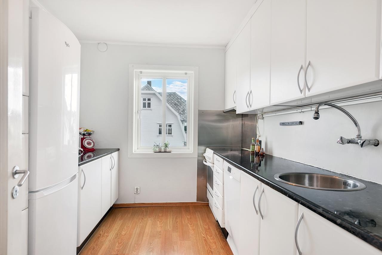 Kjøkkenet fikk nye fronter, benkeplate og vask i 2012 Galleribilde