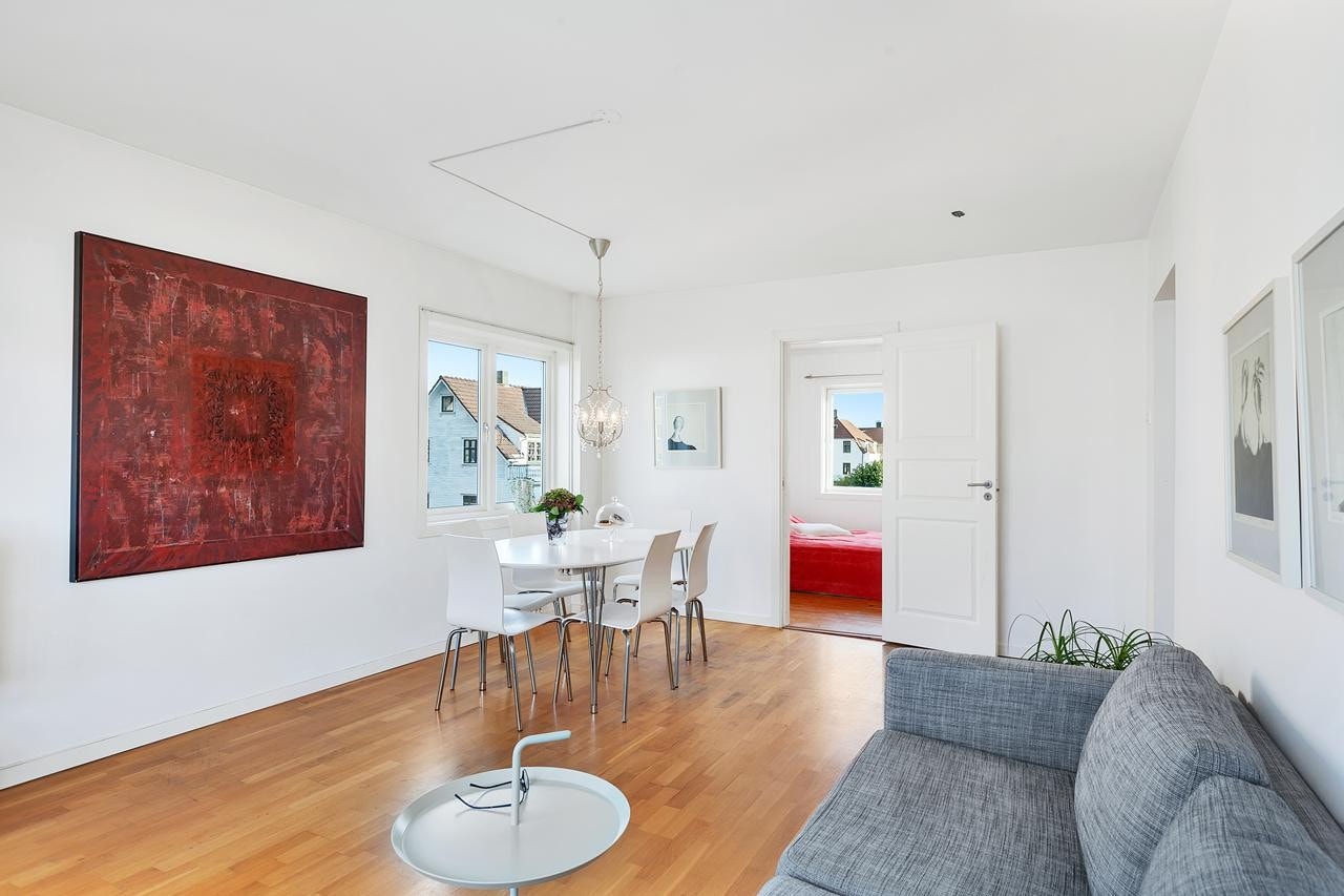 Stuen er romslig med plass til spise- og sittegruppe Galleribilde