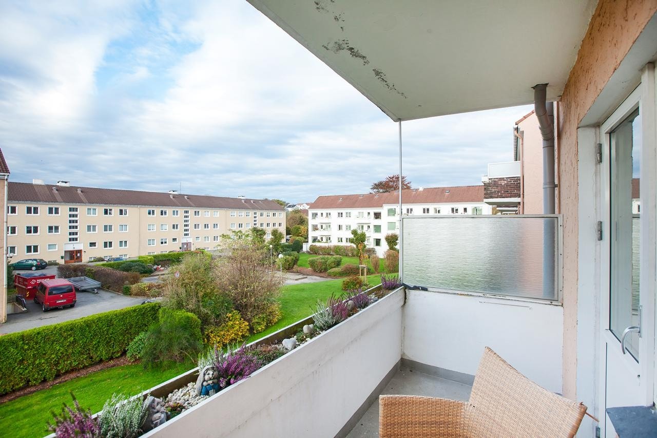 Koselig og solrik balkong med utgang fra stue Galleribilde