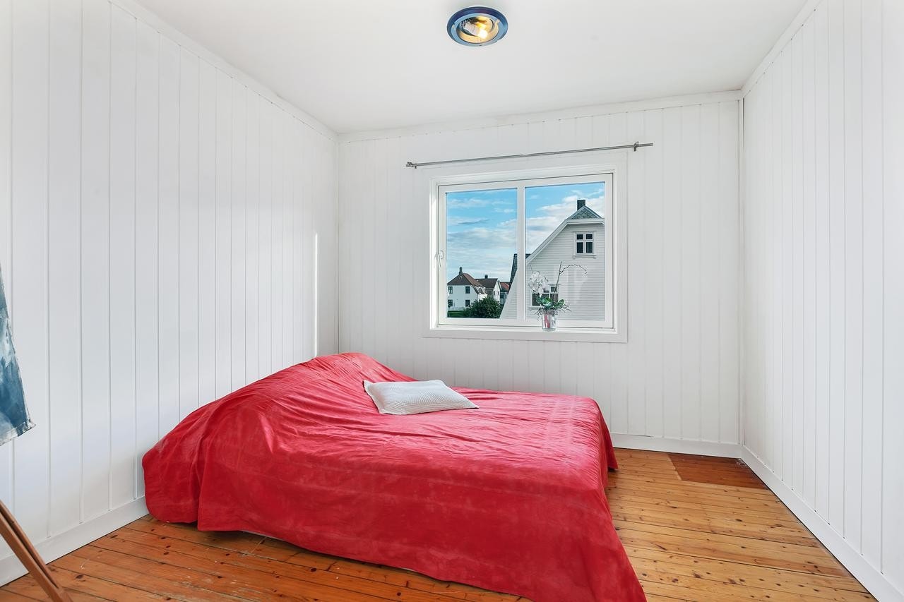 Romslig hovedsoverom med god plass til dobbelseng Galleribilde