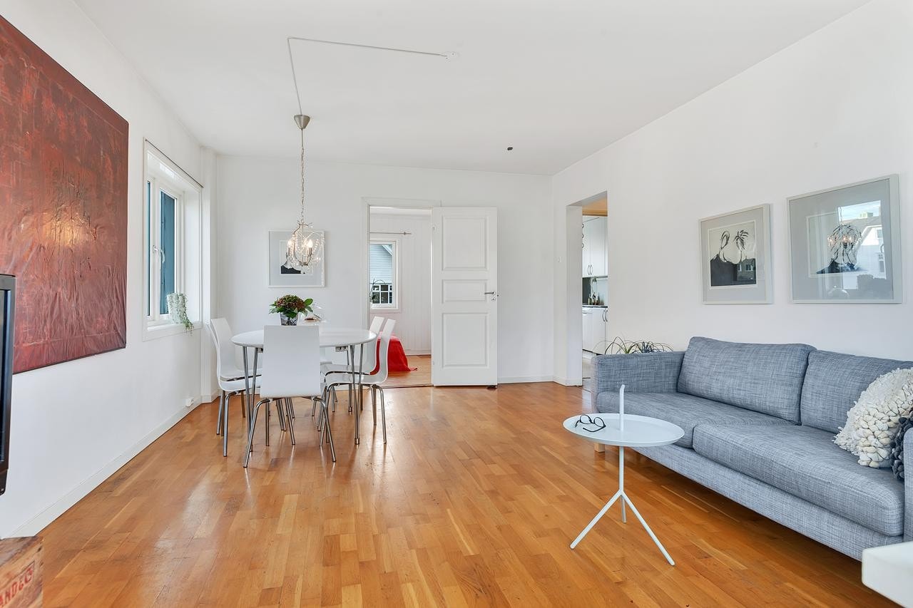 Lys og trivelig stue med parkett på gulv Galleribilde