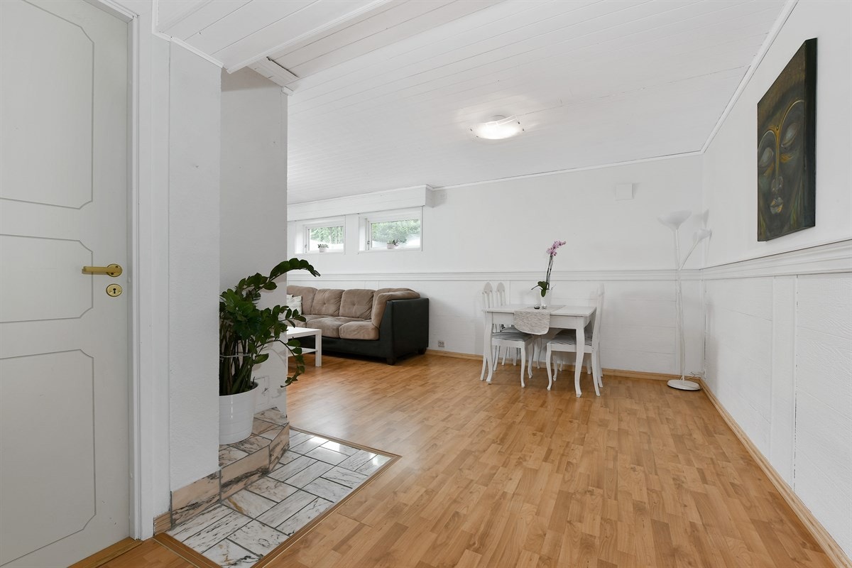 I hybelen i underetasjen er det en egen stue av god størrelse. Galleribilde