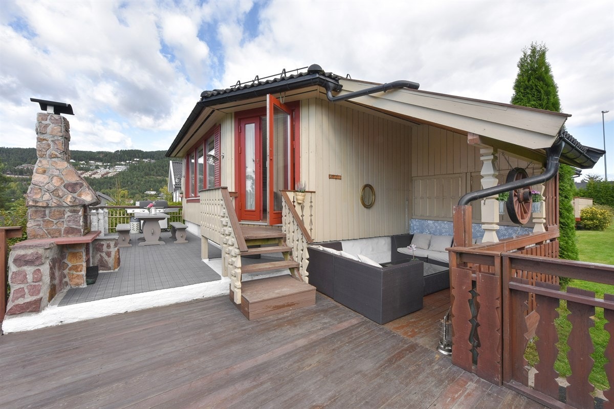 Det er direkte utgang fra stuen i første etasje til terrassen og svømmebasseng. Galleribilde