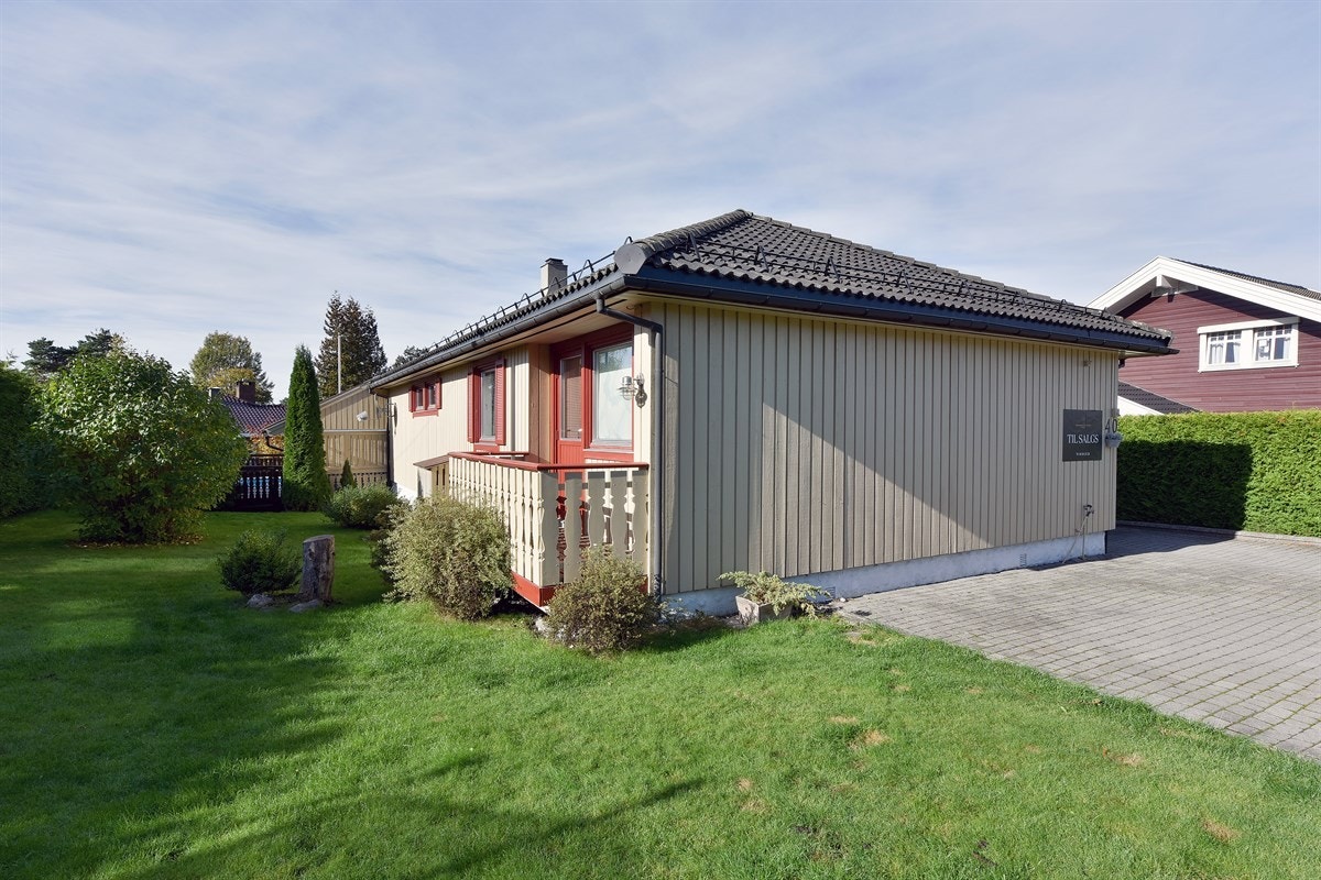 Eneboligen ligger i et rolig og attraktivt boligområde i Mjøndalen i Nedre Eiker kommune. Galleribilde