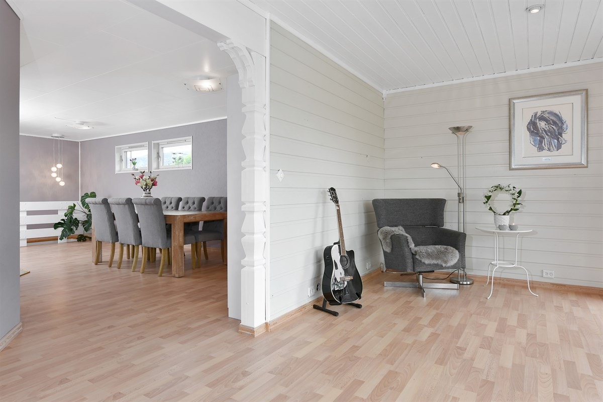 Via en buegang med utskjæringer er det adkomst til en separat spisestuedel med vedovn. Galleribilde