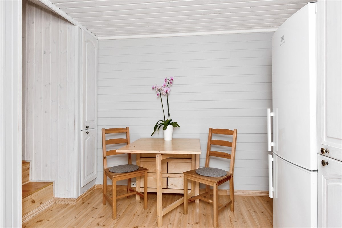 Det andre kjøkkenet ligger i underetasjen med server belegg på gulv og plass for et koselig frokostbord. Galleribilde