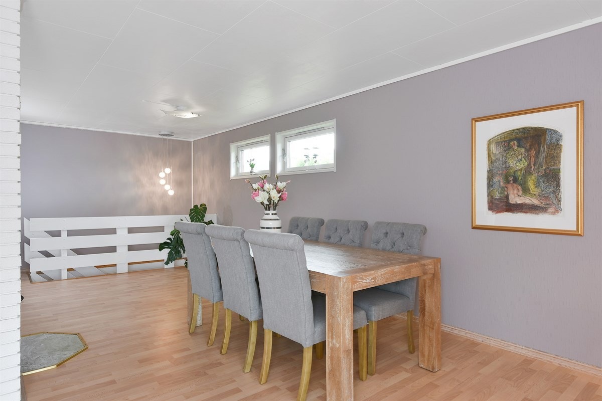 Det er god plass til spisebord med tilhørende møblement. Galleribilde