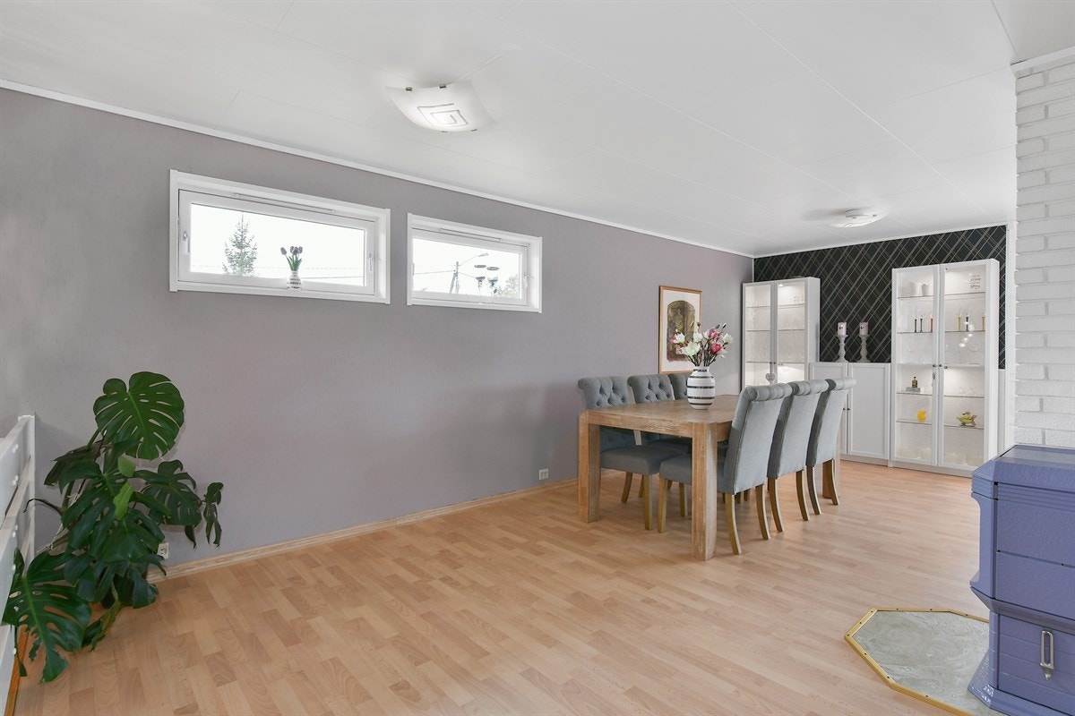 Det er god plass til spisebord med tilhørende møblement. Galleribilde