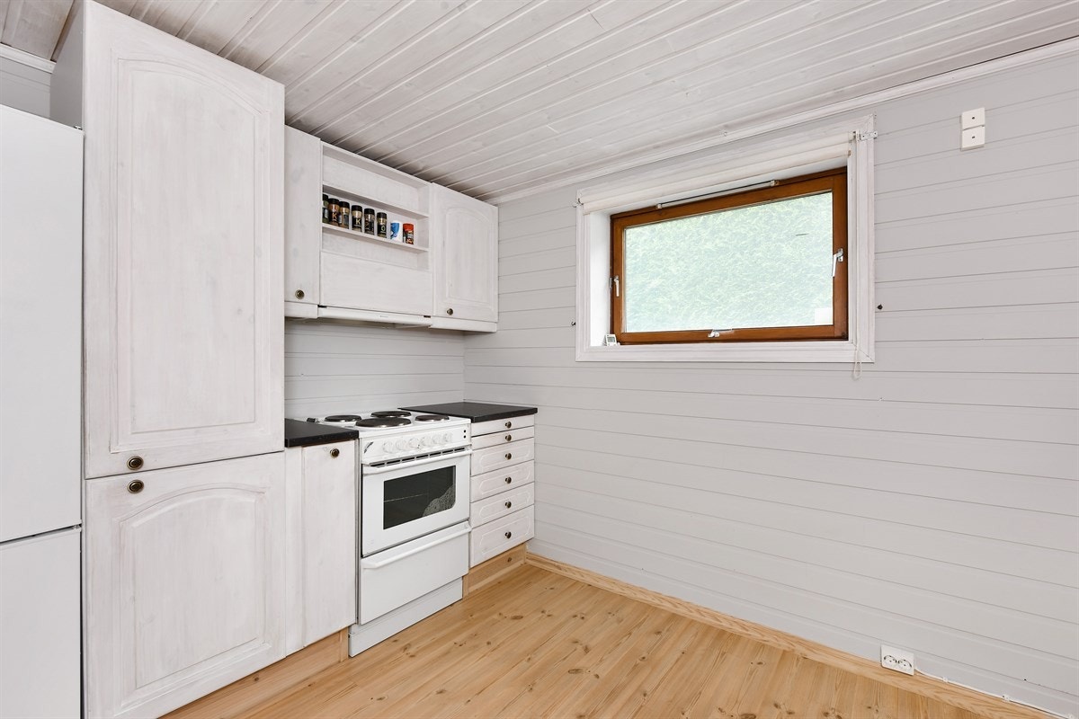 Innredningen har hvite, profilerte furufronter langs to vegger, benkebelysning, fliser over den ene benken og to laminerte benkeplater, hvorav en med dobbel vaskekum. Galleribilde