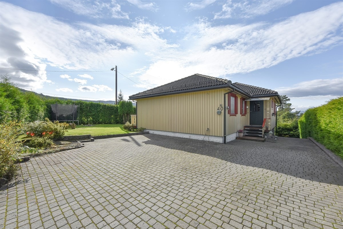 På gårdsplassen er det meget stor uteplass. Galleribilde