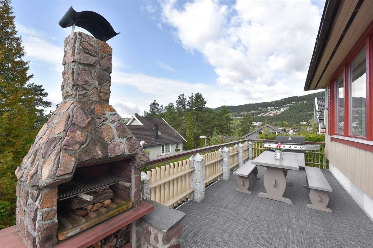 Utepeisen gir en idyllisk og varm følelse ved kalde kvelder. Galleribilde