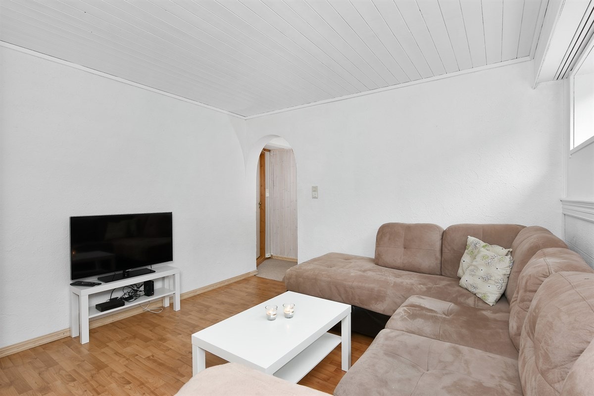 Stuen har god plass til både spisebord og sofaløsning med tilhørende møblement. Galleribilde