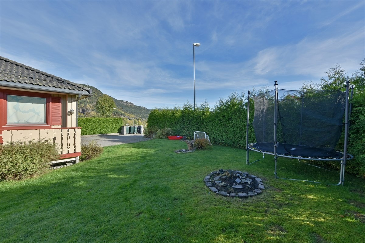 Romslig og stor hage som egner seg fint til lek og moro for små og store. Galleribilde