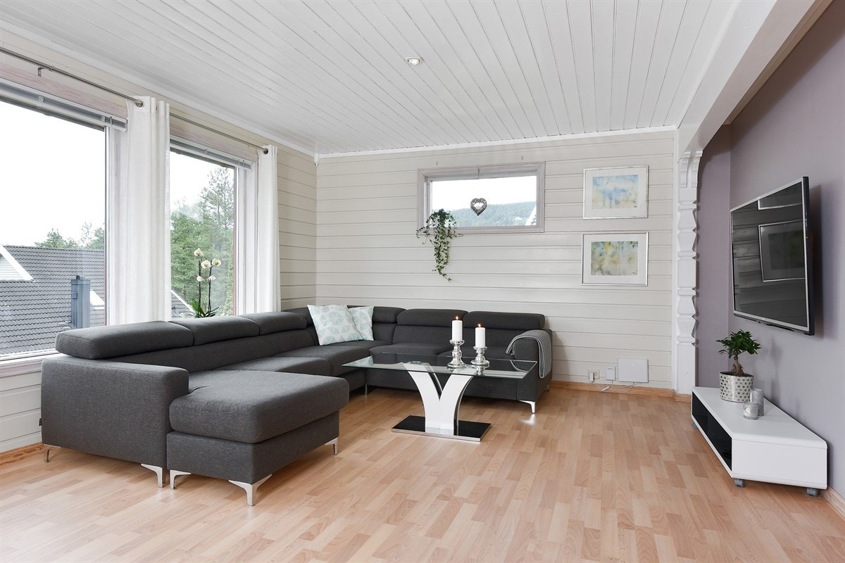 Stuen har flere store vindusflater som gir rikelig med dagslys til rommet og utgang til terrasse, basseng og hage. Galleribilde