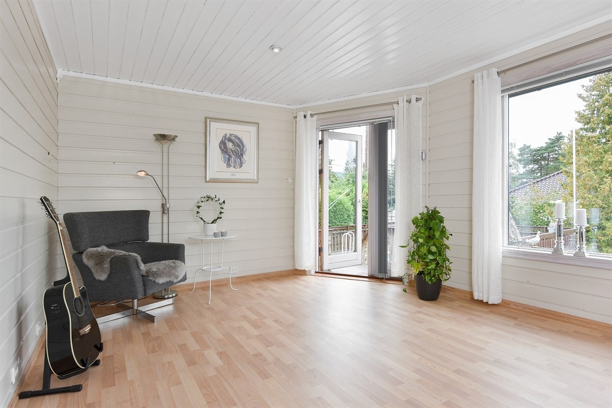 Eneboligen har en tiltalende og romslig stue med laminat på gulv og downlights belysning. Galleribilde
