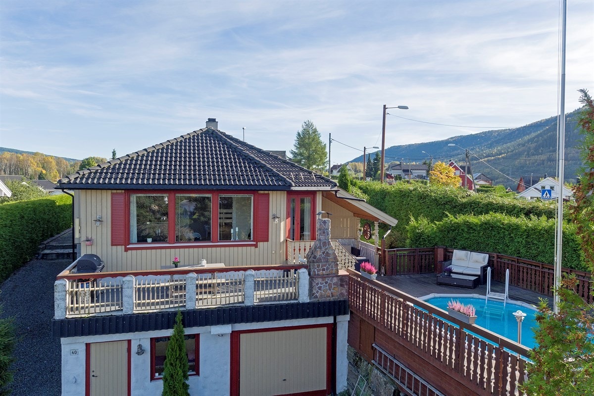 Parkering er i garasje og på romslig gårdsplass. Galleribilde