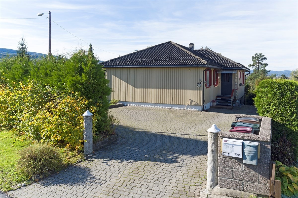 Hybelen gir potensielle leieinntekter på kr 12 000,- inkl. strøm, tv/internett og ligger separat fra hoveddelen, noe som ivaretar privatliv i begge etasjer. Galleribilde