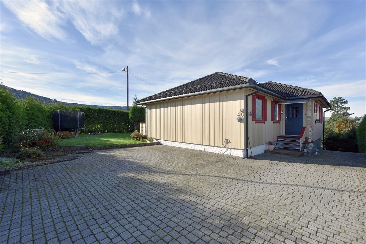 Det er kort vei til lekeplass, fotballbane, skøytebane, og idrettshall. Det er også nærhet til treningssenter, svømmehall, ridesenter og golfbane ved Eiker golfklubb. Elvepromenaden ligger kun ca. 5 minutter unna. Galleribilde