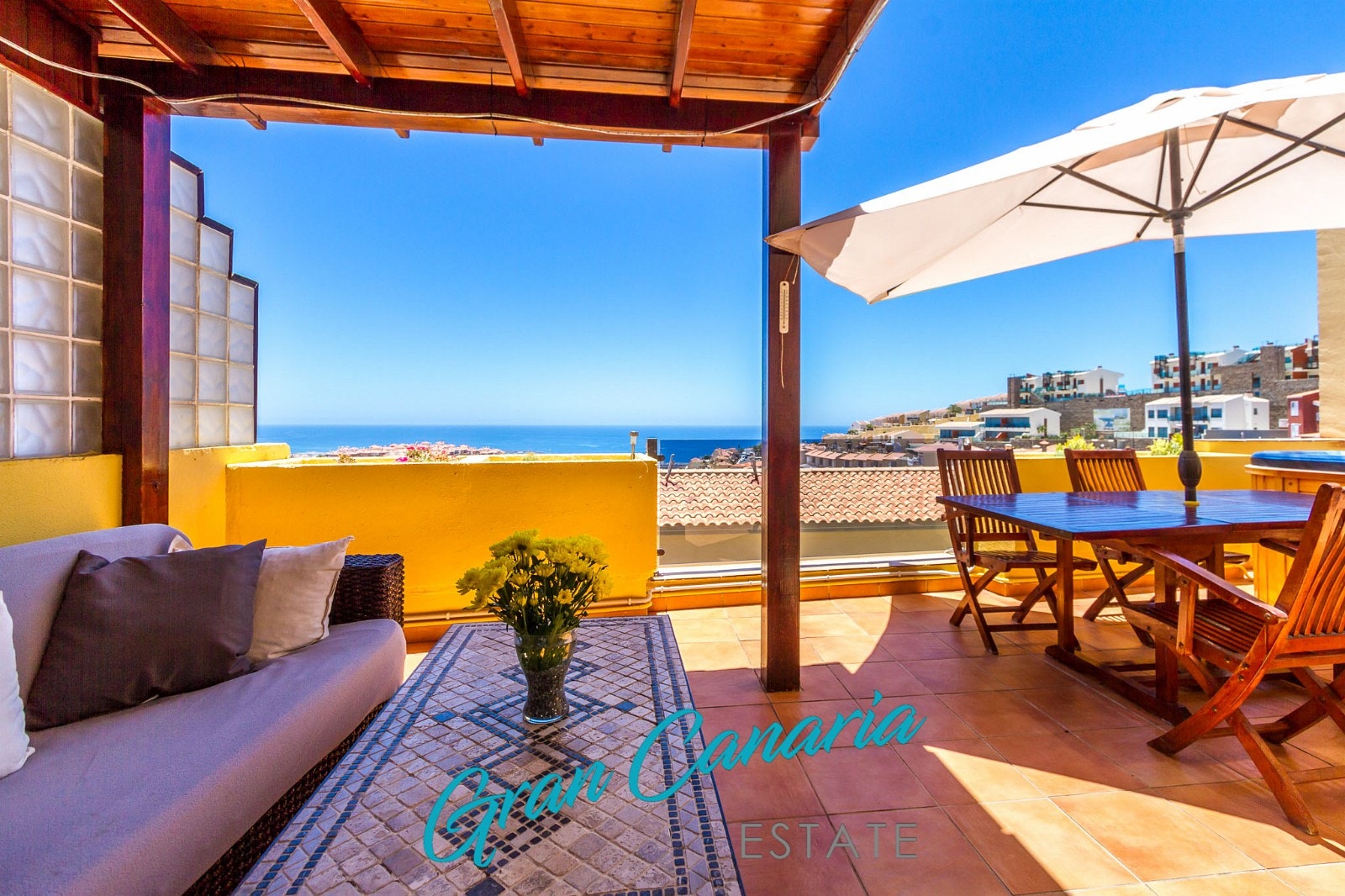 Romslig terrasse (større enn de fleste i anlegget) Galleribilde