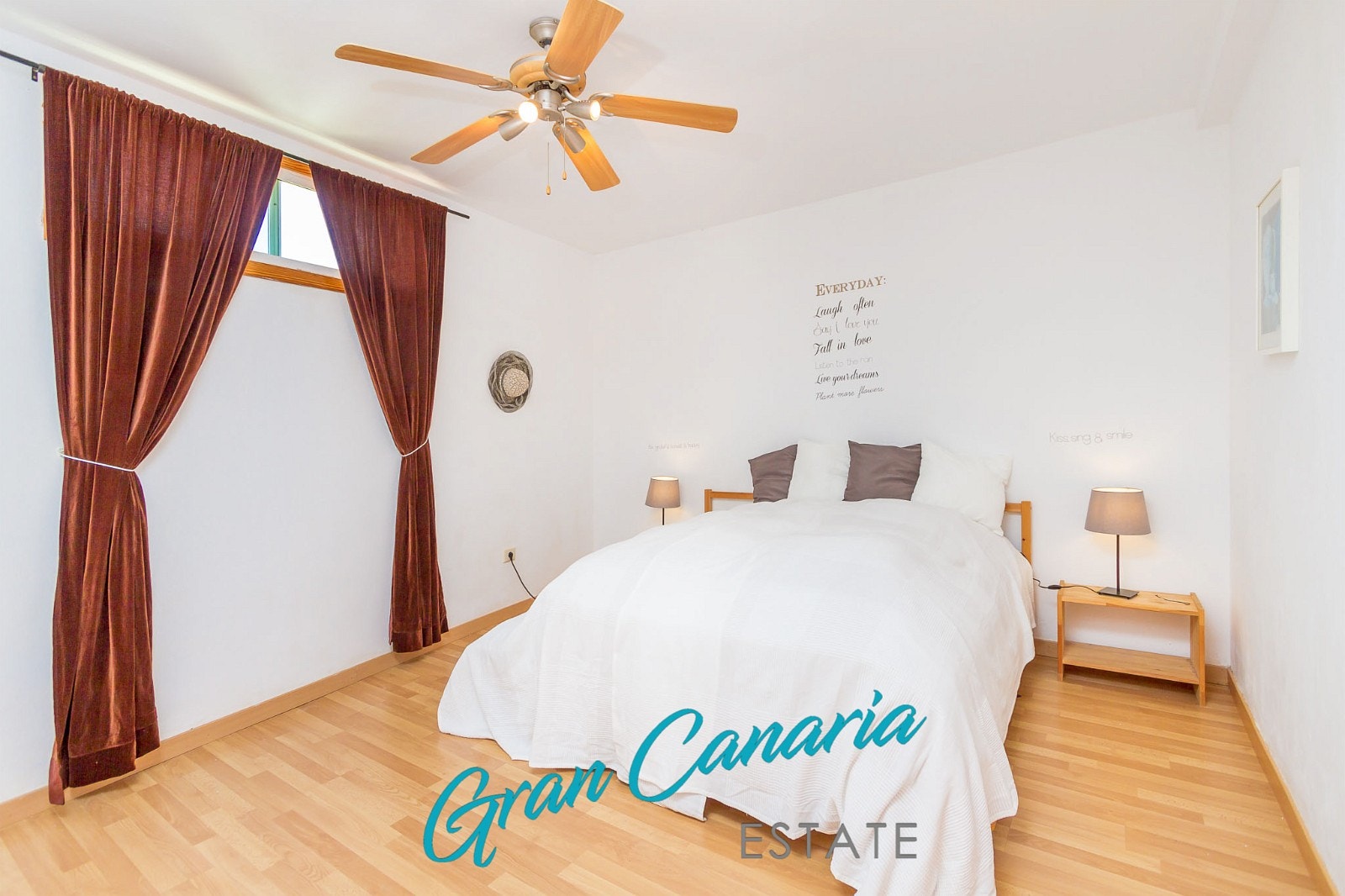 Soverom 3 i sokkeletasje. Vinduet kan gjøres større for en lav pris. Spør oss gjerne om detaljer. Galleribilde