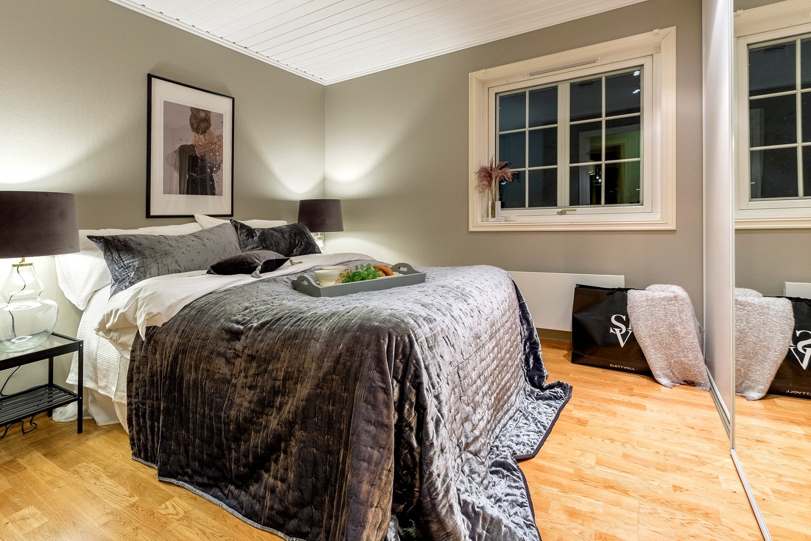 Hovedsoverom i 1. etasje - kveldstid. Galleribilde