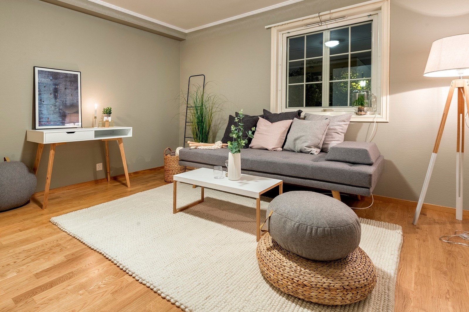 Soverom/stue i u. etasjen. Galleribilde