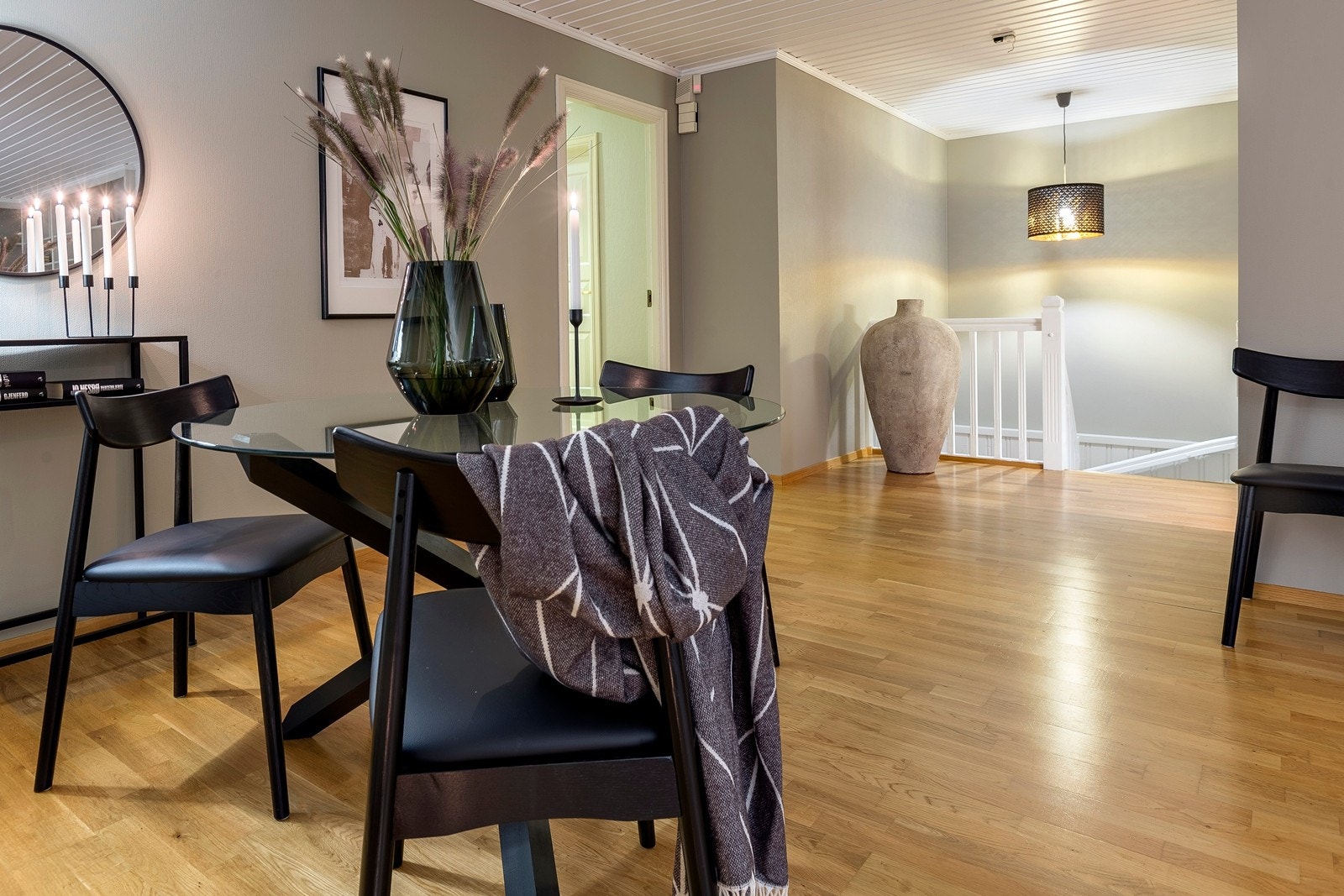 Stue/spisestue i 1. etasje - kveldstid. Galleribilde