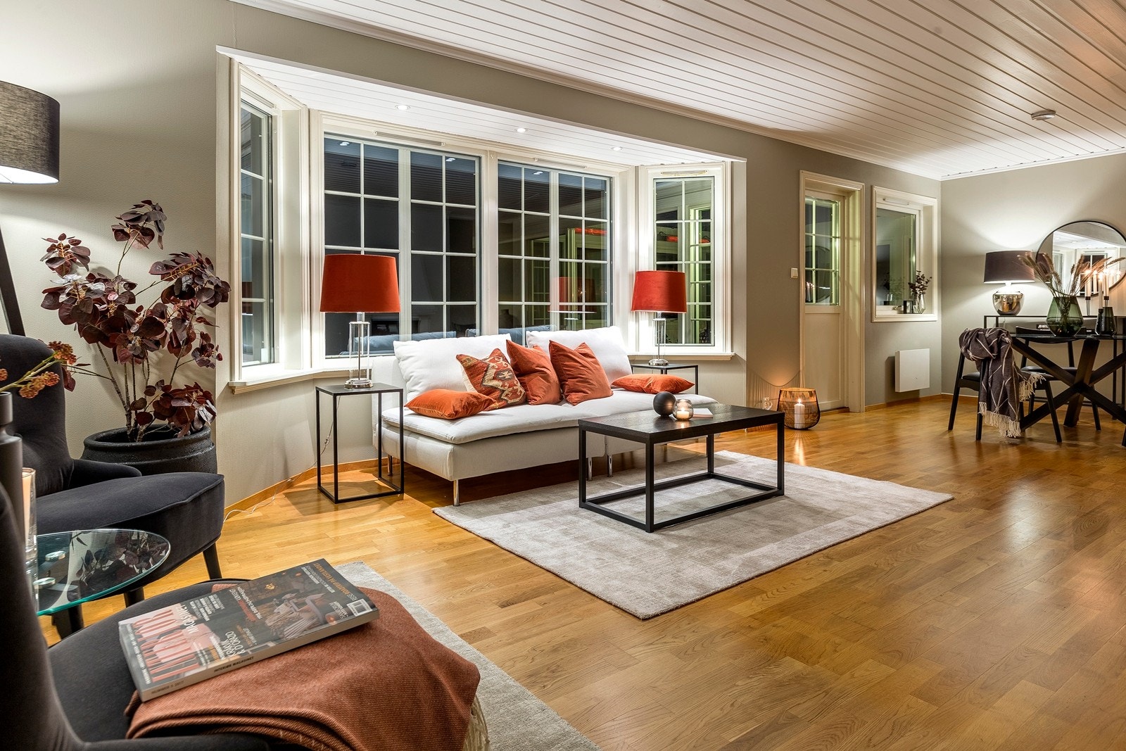 Stue i 1. etasje kveldstid. Galleribilde