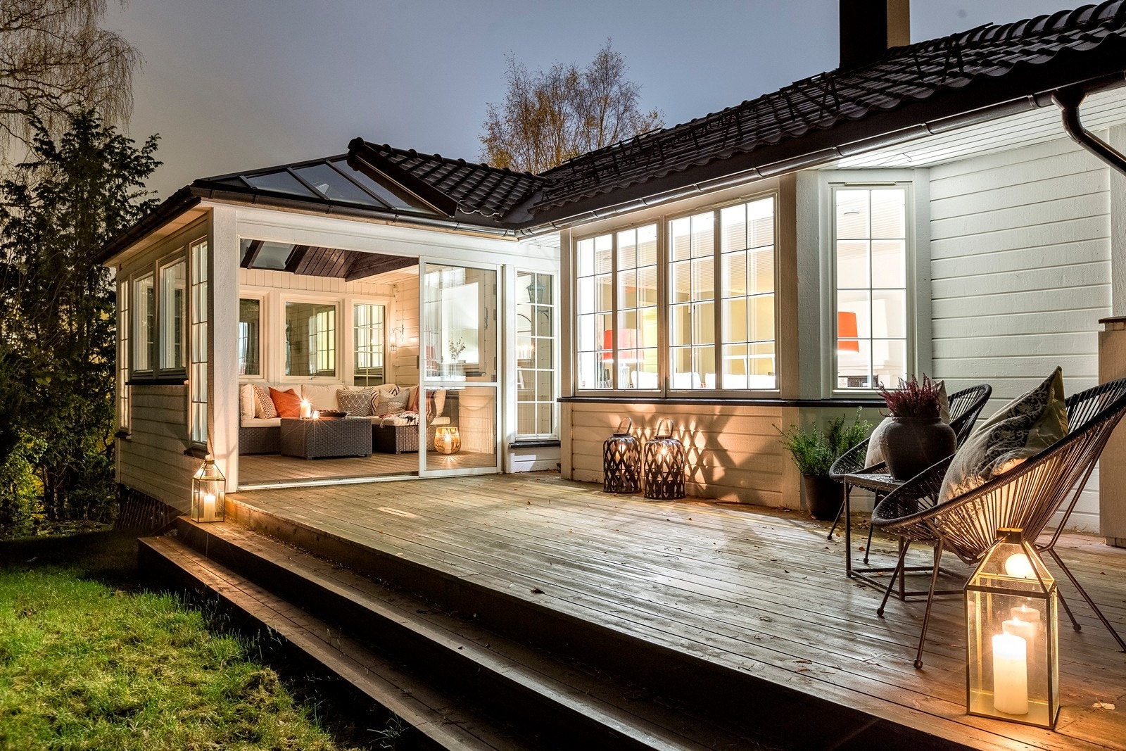 Fasade mot vest - kveldstid. Galleribilde