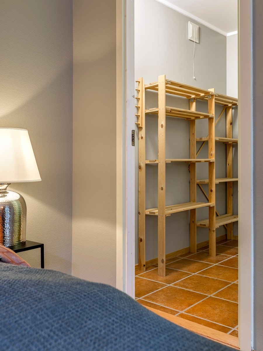 Bod innefor soverom i utleie- leiligheten. Galleribilde