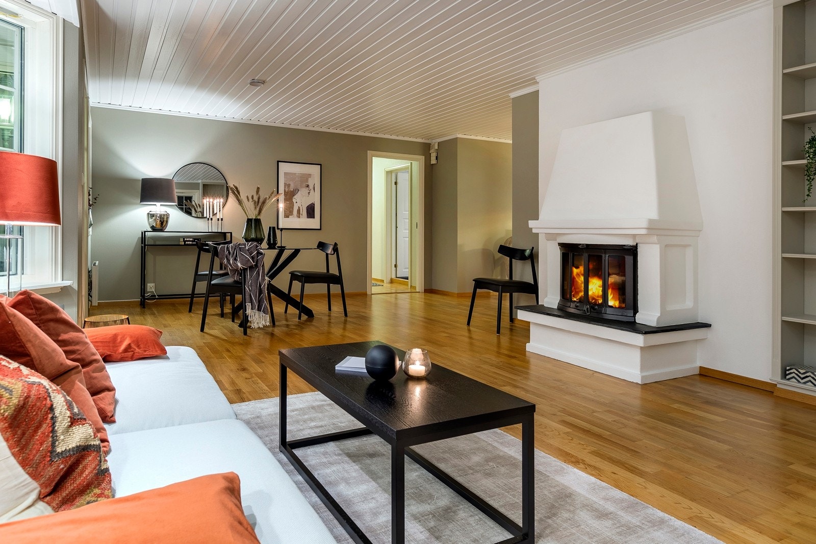 Stue i 1. etasje - kveldstid. Galleribilde