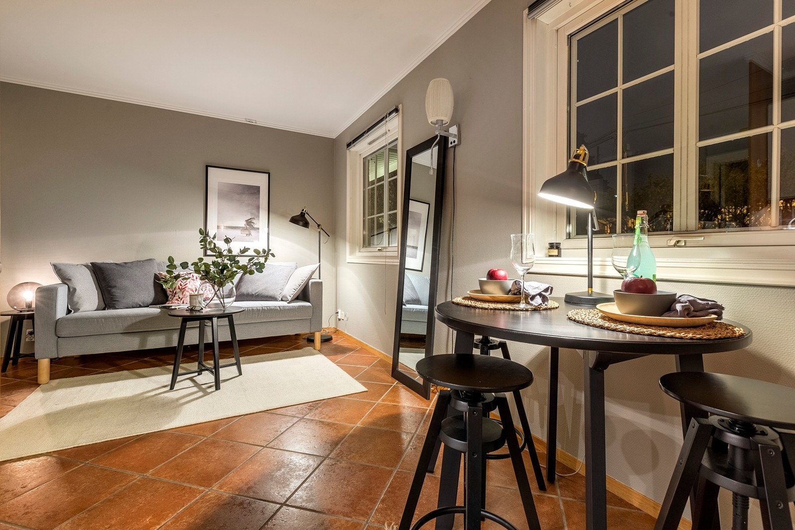 Stue i utleieleiligheten - kveldstid. Galleribilde