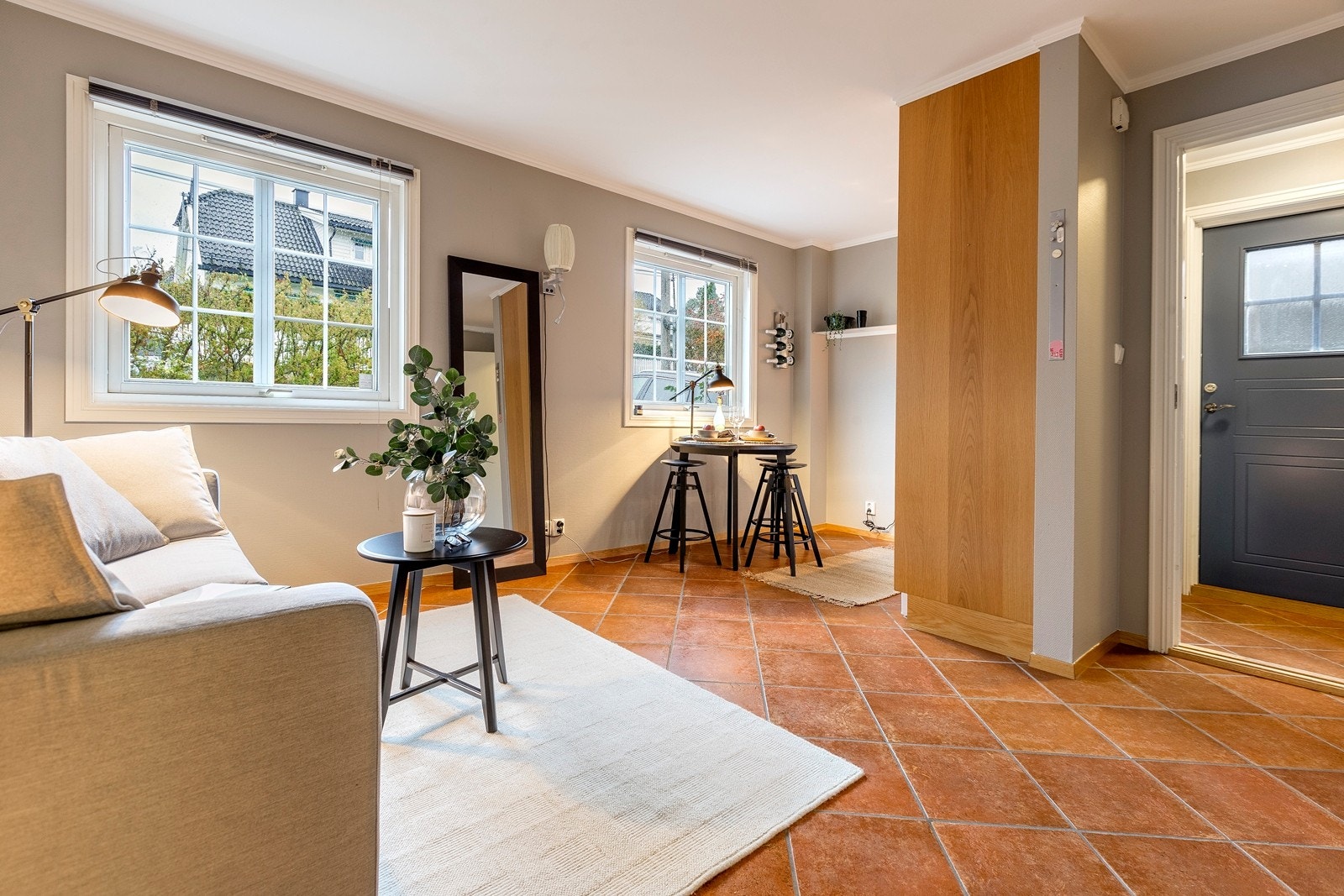 Stue mot kjøkken i utleie- leiligheten. Galleribilde