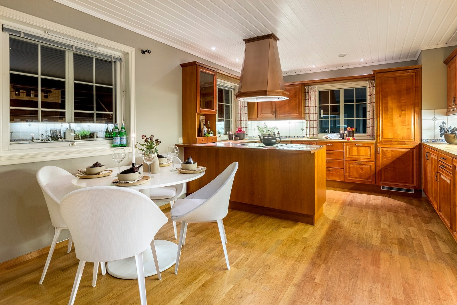 Kjøkken i 1. etasje - kveldstid. Galleribilde