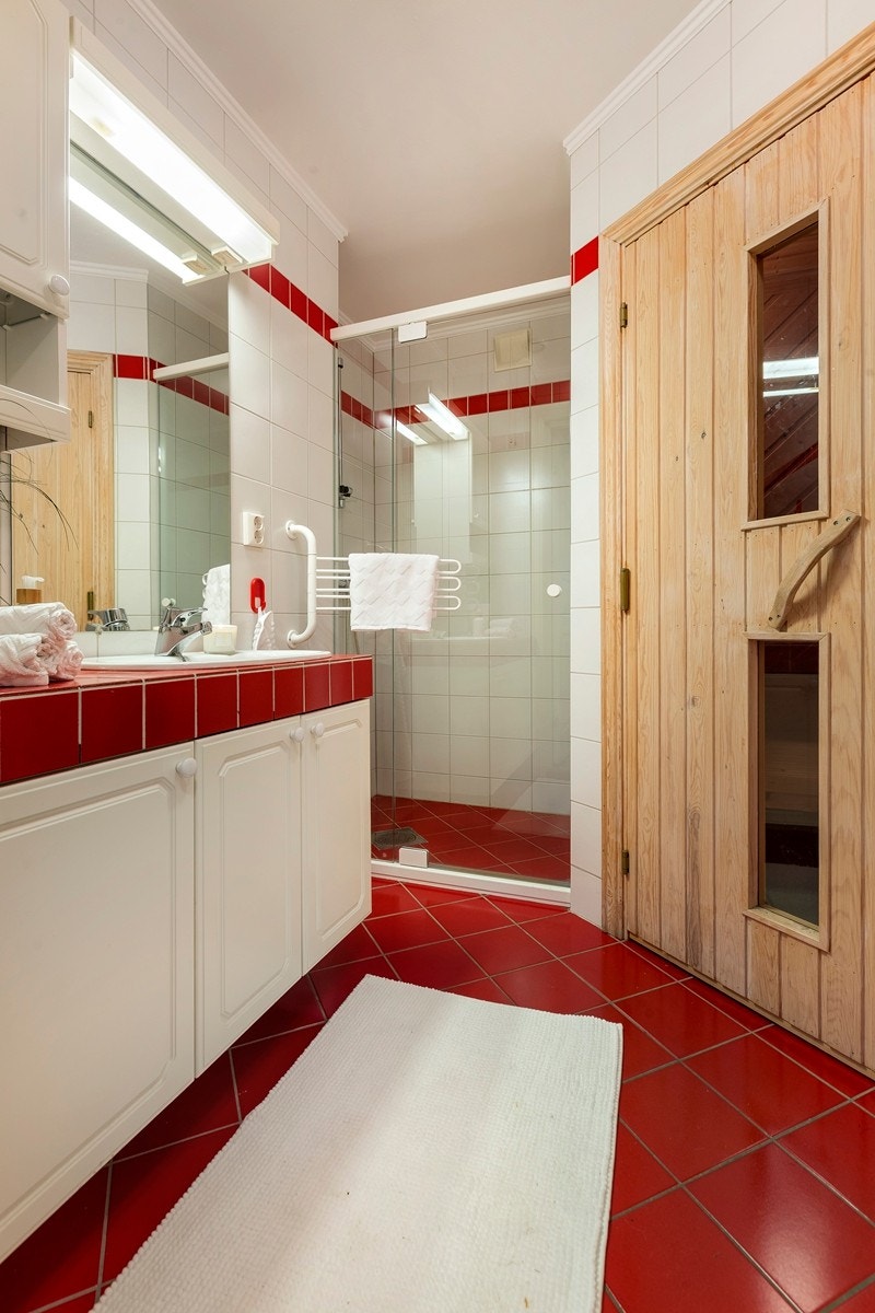 Baderom med badstue i u. etasjen. Galleribilde