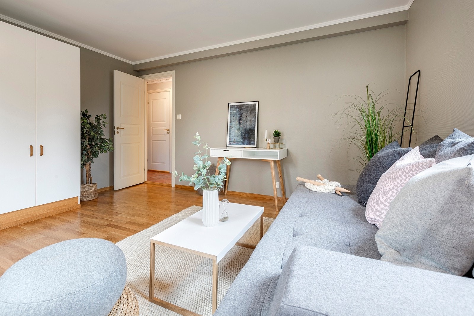 Soverom/stue i u. etasjen. Galleribilde