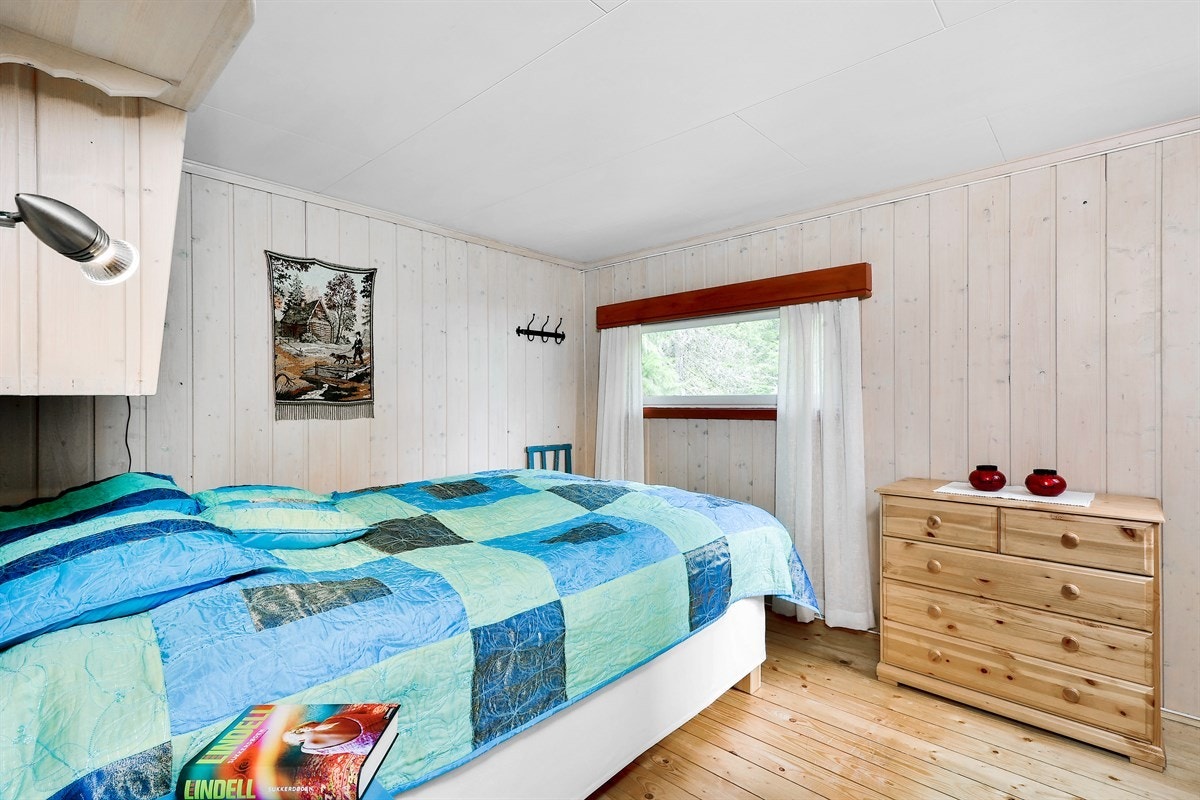 Hytta har tre koselige soverom med god plass for garderobeløsning og sengeplass til åtte. Galleribilde