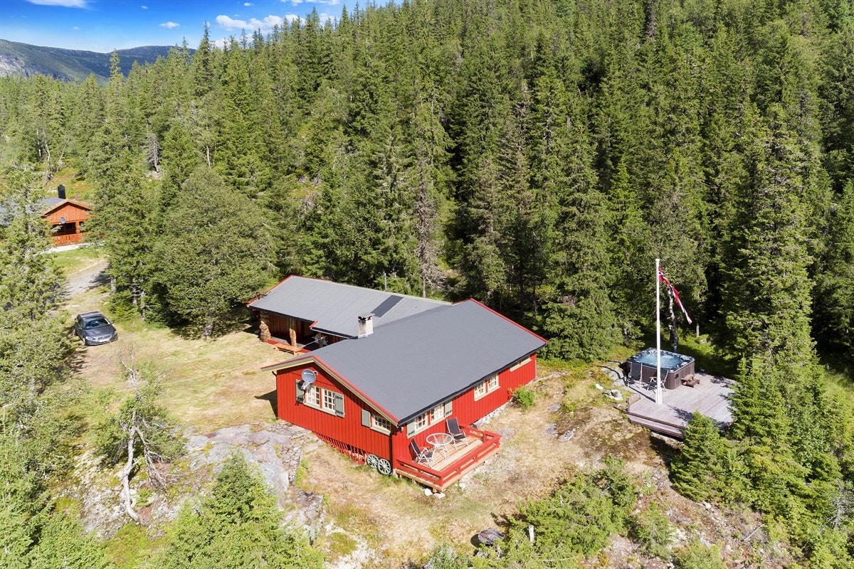 Den ene uteplassen er utstyrt med jacuzzi som gir deilig velvære etter lange turer i skog og på fjellet. Galleribilde