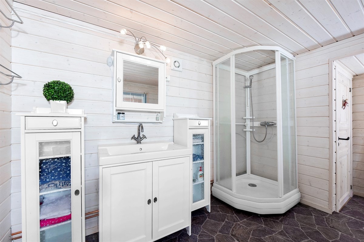 Hytta inneholder et bad og separat toalettrom med adkomst fra terrasse. Galleribilde