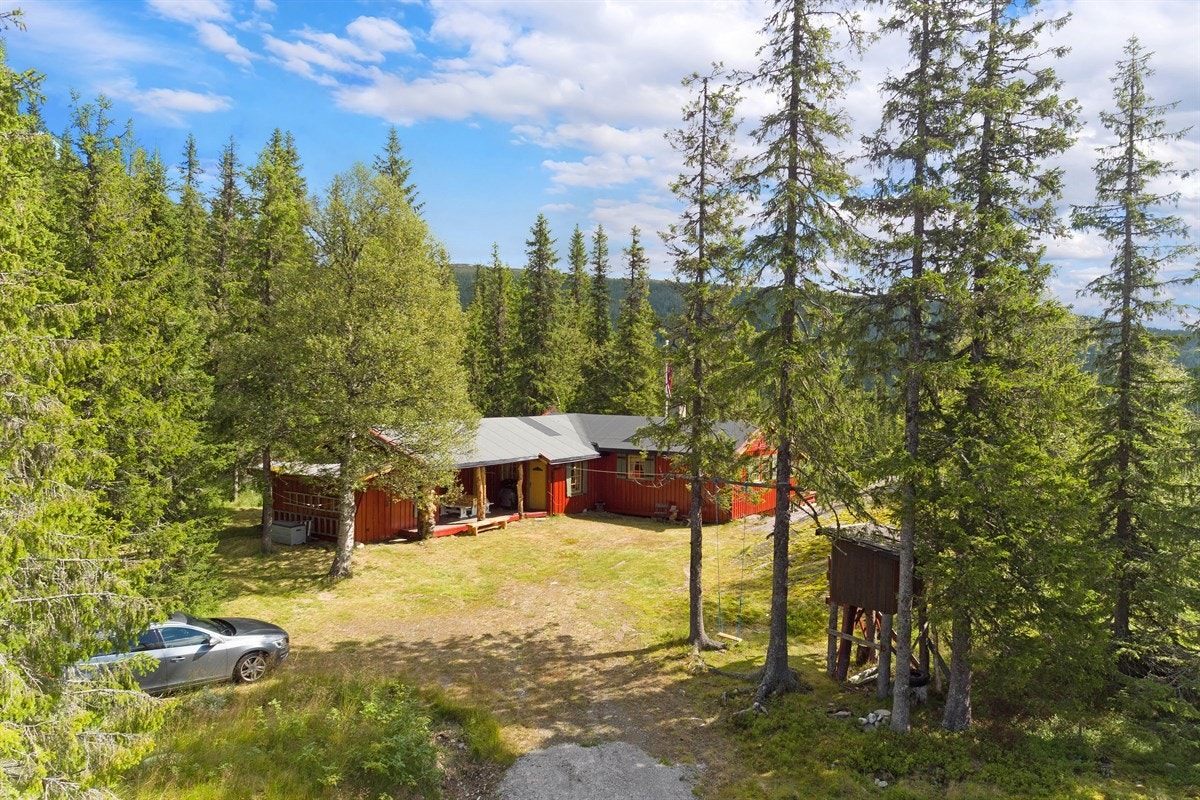 Fra eiendommen er det umiddelbar nærhet til flotte turområder som strekker seg rundt Skridutjern og innover i fjellheimen, og om vinteren finner du maskinpreparerte skiløyper i et stort løypenett. Galleribilde