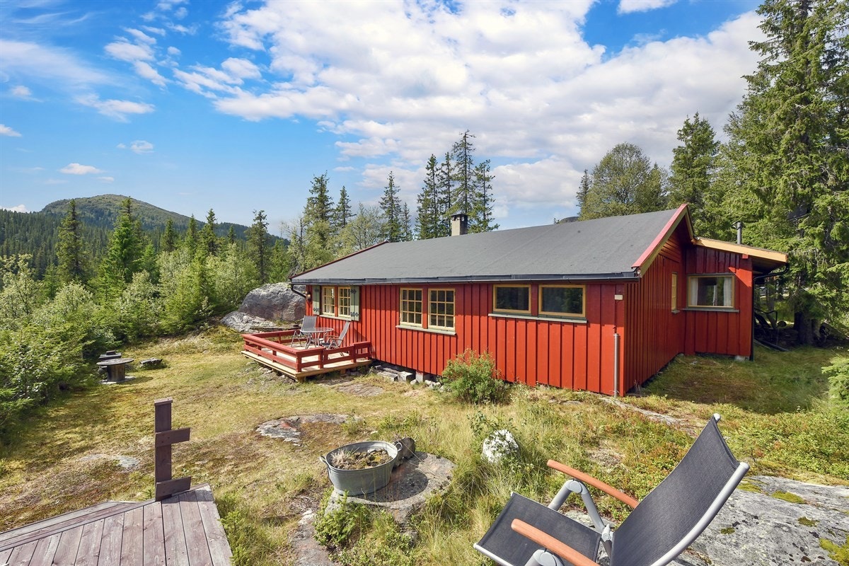 Det er god plass rundt hytta for koselige og fine sitteplasser. Galleribilde
