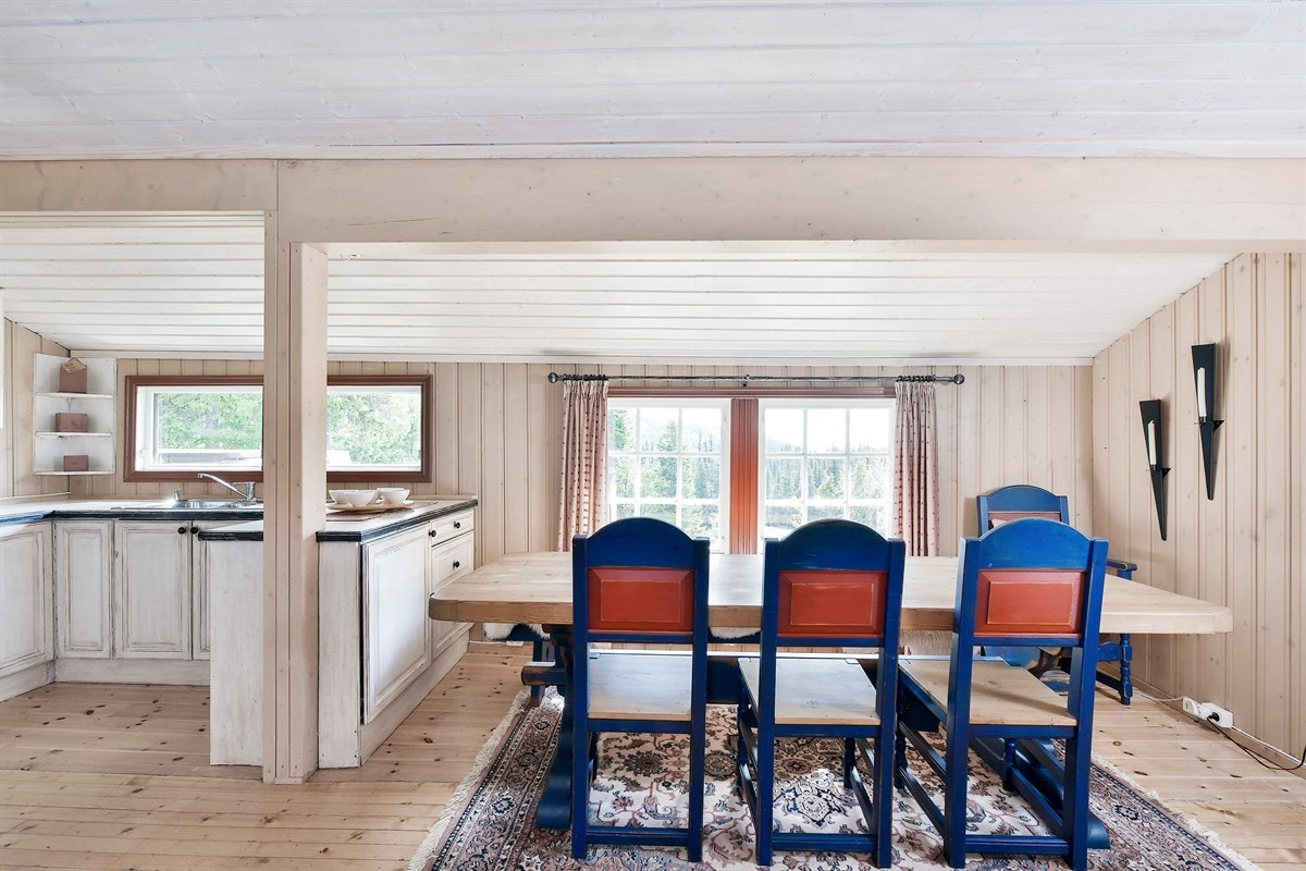 Kjøkkenet har parkett på gulv. Galleribilde