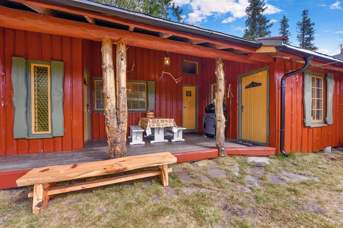 Foran fritidseiendommen er det et hyggelig tun med adkomst til en vestvendt velkomstterrasse. Galleribilde