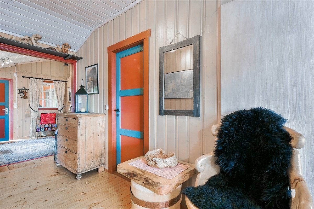 Entreen er praktisk innredet med tregulv og åpen garderobeløsning. Galleribilde