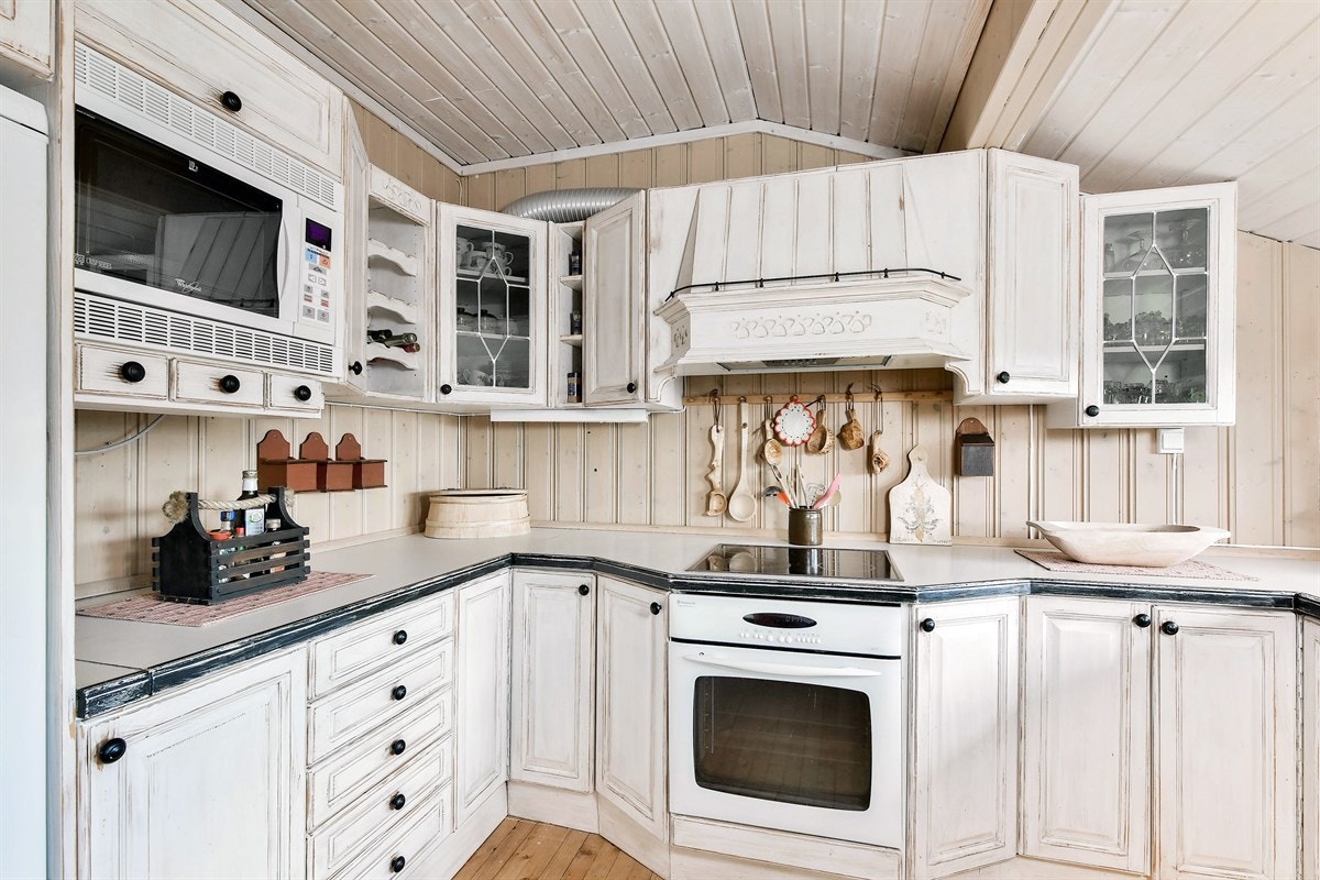 Videre er kjøkkenet utstyrt med ventilator ikledd en flott ventilatorhette, nisje til kjøleskap og integrerte hvitevarer som stekeovn, keramisk topp, mikrobølgeovn og oppvaskmaskin. Galleribilde